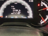 視認性に優れたメーターを採用しており、走行中でも車速や情報が分かりやすく表示されます。運転時の視線移動をむりのない範囲に抑え、快適で安心感のあるドライブをサポートします。