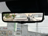 【デジタルインナーミラー(トヨタ)】車両後方カメラの映像をルームミラーに映すことが出来ます。 そのため、後席に人や荷物があって後方が見えづらい場合でもしっかり視界を確保することが出来ます。