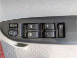 パワーウィンドウのスイッチですよ。 運転席に居ながら窓を開け閉めのコントロールできますよ。 ロック機能で、子供がイタズラして窓を開けるという事も無くなりますよ。