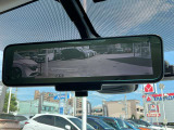 【スマートルームミラー】バックドアについてますカメラと連動して、後方の映像がルームミラーに映ります。