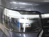 【LEDヘッドライト】省電力で、明るく遠くまで照らし、夜道や雨天などの走行の際、安心感を高めます。オートライト機構で周囲の明るさを感知し、自動で点灯、消灯します。