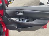パワーウィンドウ装備です。運転席はオートになっているので、ワンタッチ開閉することが出来ます。