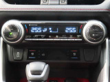 左右独立温度コントロールフルオートエアコンです。運転席、助手席それぞれで独立して温度設定ができます。冷え性の方が乗っても安心ですね♪