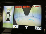 パノラミックビューモニターを装備。駐車場や交差点でクルマを真上から見るように周囲を確認できます。機能の詳細は販売店スタッフまでおたずねください。