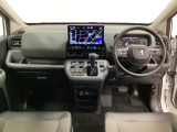 車内は光触媒抗菌消臭施工済です。インパネ周りはスタイリッシュなデザインで機能や装備も充実しています。グローブボックスやカップホルダーのほかにトレーなどたくさんの収納スペースが付いています。