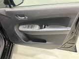 【運転席ドア】ボトルホルダーや収納ポケットが付いているので運転席周りもスッキリ保てます★