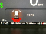 パーキングセンサーシステムは走行中に障害物が迫ると音と表示でお知らせ、低速走行時時の安心感を高めます