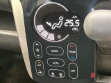 【オートエアコン】一度お好みの温度に設定すれば、車内の温度を検知し風量や温度を自動で調整。暑い&hellip;寒い&hellip;と何度もスイッチ操作をする必要はありません。快適な車内空間には必須の機能ですね♪