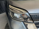キセノンライトの約半分の電力で明るく照らすプロジェクタータイプのLEDヘッドライト装備、LEDポジションランプがフェースを引き締めます。