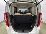開口部も広く荷物の積み下ろしもしやすいお車となっております。シートの背もたれは5:5の割合で背もたれを可倒でき、前後のシートスライドもできるので荷室をひろげることができます。