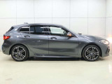 中古車だけではなく、新車も多岐にわたり、正規輸入車販売を行っております。各店舗選りすぐりの仕入ネットワークの中からあなたにピッタリのお車を探します!