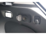 トランクにも便利な装備を搭載♪シガーソケット付きで、車内電源の確保にも便利!さらに、3kgまで対応の荷物掛けフックもあり、買い物袋等を吊り下げておけるので、荷物が倒れたり転がったりするのを防げる♪
