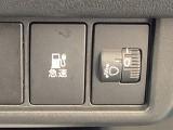 急速充電時は、車内の専用スイッチを操作することで充電口の蓋が開く仕組みです。車内からの操作に限定することで、誤接続や差し間違いを防ぐ安全性の高い設計となっています。