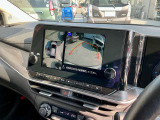 アラウンドビューモニターは車の全方位をカメラで映しだして障害物や人を確認、周りの状況を確認しながら安全に駐車できる便利な装備になります。