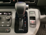 CVT車のセレクトレバーです。低速から高速まで、変速ショックのないスムーズな走りと、エンジン効率のよい領域を維持して燃費にも貢献します。サイドブレーキはスイッチ操作の電子制御パーキングブレーキです。