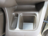 運転席側の手の届きやすい位置にもドリンクホルダーと、小銭などを入れて置けるトレイが付いています。