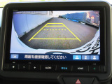 リアワイドカメラシステム!従来の視野に加えて、後方側方を約180&deg;まで見えるワイドビューと、後方を真上から見たような視野で駐車時などに便利なトップダウンビューの3つの視野があります!