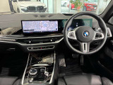 コックピットは、BMWらしくセンター・コンソールがドライバーに向けて傾けられた設計になっています。