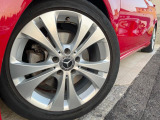 ●純正アルミホイール:輸入車ならではの卓越した走りを支えるホイールと足回りです!日本車の走りに慣れている方にもぜひ体感して頂きたいほど、高いレベルでまとまっています!