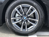 BMW純正17インチホイール。洗練されたデザインで、足元の個性を引き立てます。