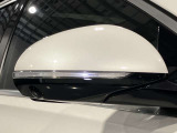 ウィンカー内蔵ドアミラーを開発したのは『メルセデス・ベンツ』です。他車からの視認性が高まり、事故の可能性を低減させています。更に、点灯部分はドライバーの視界に入らないように設計されています。