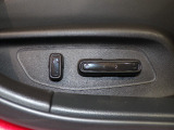 パワーシート装備車です。電動でシートが動きます、高級感がありとても便利な機能です!