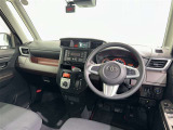 運転席まわりです。 各操作スイッチは使いやすい位置に配置されてます。