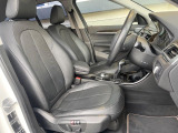 ●前席:ゆったりとしたドライバースペースで、長時間の運転でも快適にお過ごしいただけます。
