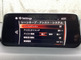レーンキープ・アシスト・システム (LAS) 自車が車線から逸脱する可能性があることを知らせるとともに、ハンドル操作をアシストすることにより車線からの逸脱回避を支援する装置です
