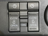 【両側スライドドア】駐車場で隣の車との間隔が狭く乗りにくい時、スライドドアなら安心!ドアオープン時も幅を取らず、開口部が広いので乗り降りがとっても簡単です。大きな荷物の出し入れも後席から可能♪
