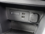 CD/DVD再生プレーヤーは装備されておりませんがフルセグTVチューナー、USB端子やブルートゥースオーディオは備えています。