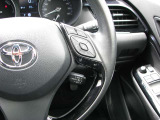クルーズコントロールスイッチを装備。運転手の負担を軽減してくれる装置です。