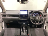 車内は光触媒抗菌消臭施工済です。スタイリッシュなデザインでスポーティなインパネ周りを演出します。グローブボックスやカップホルダーのほかにトレーなどたくさんの収納スペースが付いています。