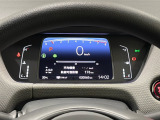 デジタル表示のスピードメーターとタコメーター、燃費やオドメーターなどの表示の他に、ホンダセンシング機能などの表示もできる多機能なマルチインフォメーション・ディスプレイです。