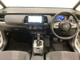 車内は光触媒抗菌消臭施工済です。インパネ周りはスタイリッシュなデザインです。グローブボックスやカップホルダーのほかにトレーなどたくさんの収納スペースが付いています。