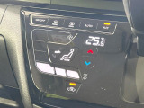 【オートエアコン】一度お好みの温度に設定すれば、車内の温度を検知し風量や温度を自動で調整。暑い&hellip;寒い&hellip;と何度もスイッチ操作をする必要はありません。快適な車内空間には必須の機能ですね♪