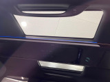 【パノラマルーフ】大型のガラスルーフ搭載で車内の解放感が一気にアップ!開放的なドライブをお楽しみいただけます。