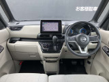 前席全体の内装となっております。車内もお洒落で高級感もありドライブも楽しくなります♪