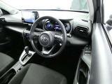 【運転席まわり】・・・ハンドルやシートなども隅々までクリーニング済み。キレイな車内でドライブがより一層快適にお楽しみいただけると思います。
