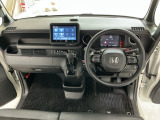 【前方視界】開放的な前方視界!運転がしやすく疲れにくいです♪窓が大きく、見通しがとっても良いおクルマですよ♪
