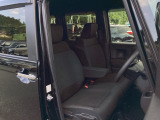 【ベンチシート】運転席と助手席の移動もスムーズ!狭い駐車場での乗り降りや、お子様の乗り降りにも便利です。座席の間にコンソールボックスやドリンクホルダーがないため、車内空間が広く感じます。