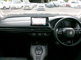 大きなフロントガラスで広々とした視界の運転席まわりです。