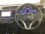 【ハンドル】運転にかかわる様々な操作を安全に行えるように視点移動が少なく操作性に配慮されたスイッチ類が凝縮されたコックピットです。