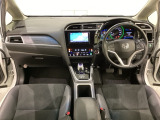 車内は光触媒抗菌消臭施工済です。インパネ周りはスタイリッシュなデザインです。グローブボックスやカップホルダーのほかにトレーなどたくさんの収納スペースが付いています。