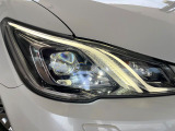 【LEDヘッドライト】悪天候や夜間走行時も良好な視界を確保し安心して運転できる高輝度LEDヘッドライトを装備!点灯速度が早く、消費電力も抑えられています。