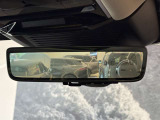 【クリアサイトリアビューモニター】が装備され荷室や後席に乗車してリアガラスが見ずらくなってしまった際にもルーフに付いているカメラでモニターに映し出すことが可能です。