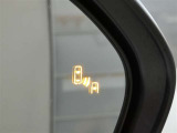 隣車線を走る車両をレーダーで検知し、ドアミラーでは確認しにくい後側方エリアに存在する車両に加え、急接近してくる車両も検知します。車両を検知するとドアミラーに搭載されたLEDインジケーターが点灯します。