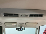 天井にはサーキュレーターを装備。車内の空気を循環させて快適な室温を保ちます。後席にも風が行き届きやすく、お子様や同乗者が心地よく過ごせる嬉しい装備です。