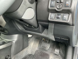 駐車ブレーキは手動式です