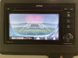 ギヤをR(バック)に入れるとディスプレイオーディオの画面に後ろの映像が映るリアカメラ付です。後退時、コンディションが悪い視界でもカラーバックモニターがドライバーをサポートします。